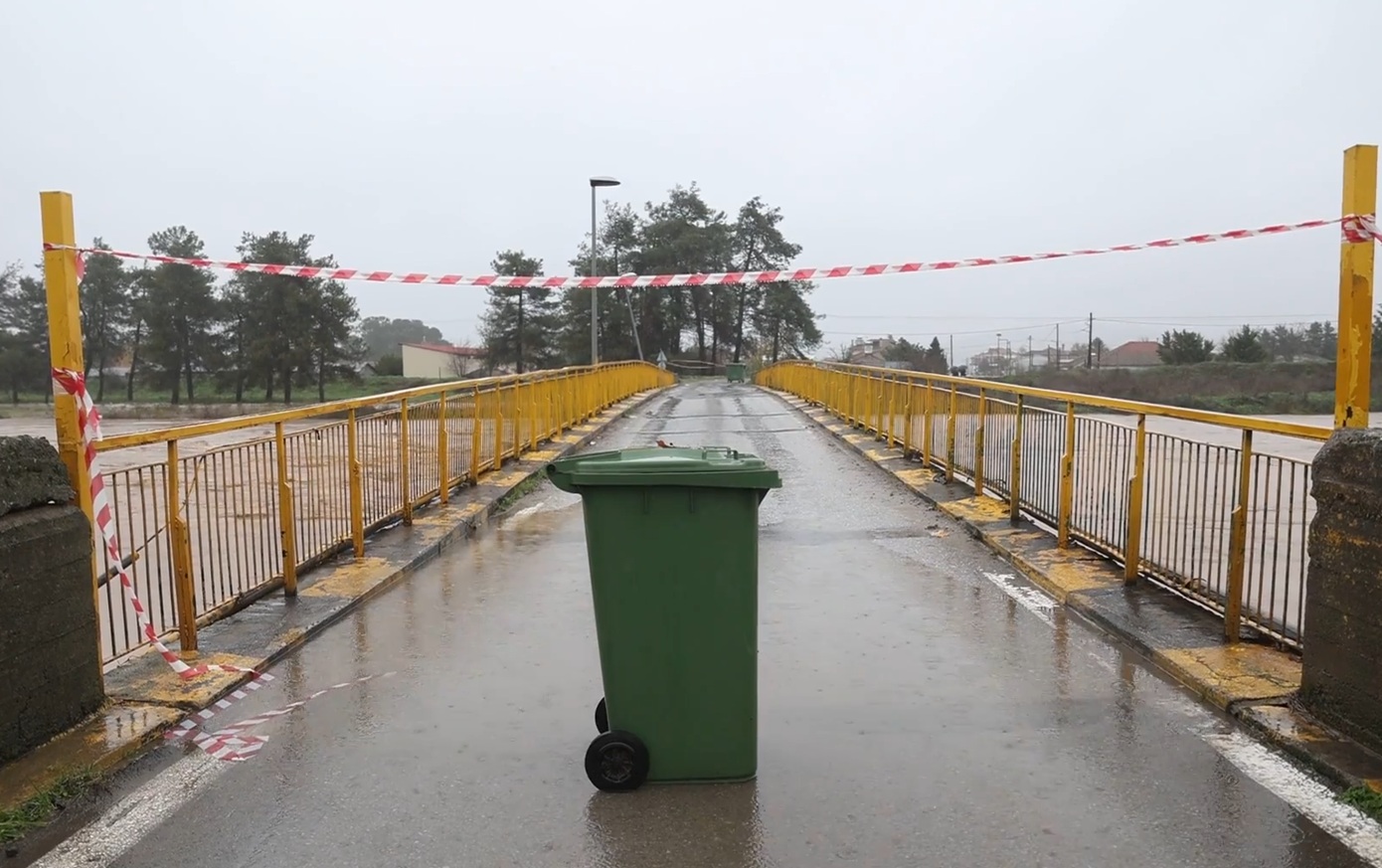 «Κόπηκε» στη μέση το Ευύδριο Φαρσάλων – Σε συναγερμό οι Αρχές λόγω της υπερχείλισης του ποταμού Ενιπέα – Διακόπηκε η κυκλοφορία στη γέφυρα