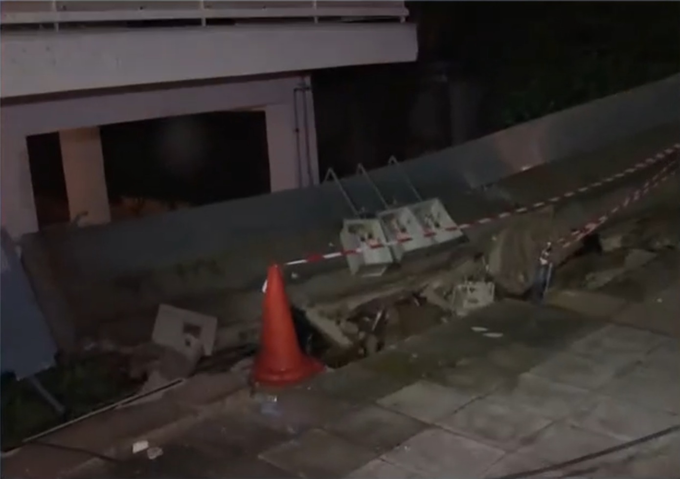 Δρόμοι–χείμαρροι και κατάρρευση μαντρότοιχου στον Άλιμο από την κακοκαιρία – Πλημμύρισαν υπόγεια