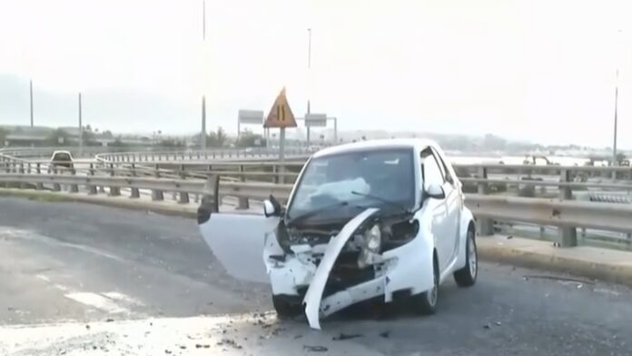Σοβαρό τροχαίο τα ξημερώματα στο Παλαιό Φάληρο: ΙΧ μπήκε στο αντίθετο ρεύμα, συγκρούστηκε με άλλο όχημα και κάηκε ολοσχερώς
