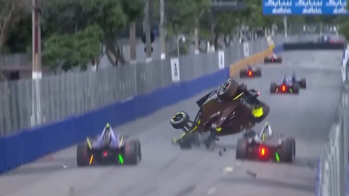 Συγκλονιστικό δυστύχημα σε αγώνα Formula E στο Σάο Πάολο: Μονοθέσιο εκτοξεύτηκε και κατέπεσε με τούμπες – Αλώβητος ο πιλότος