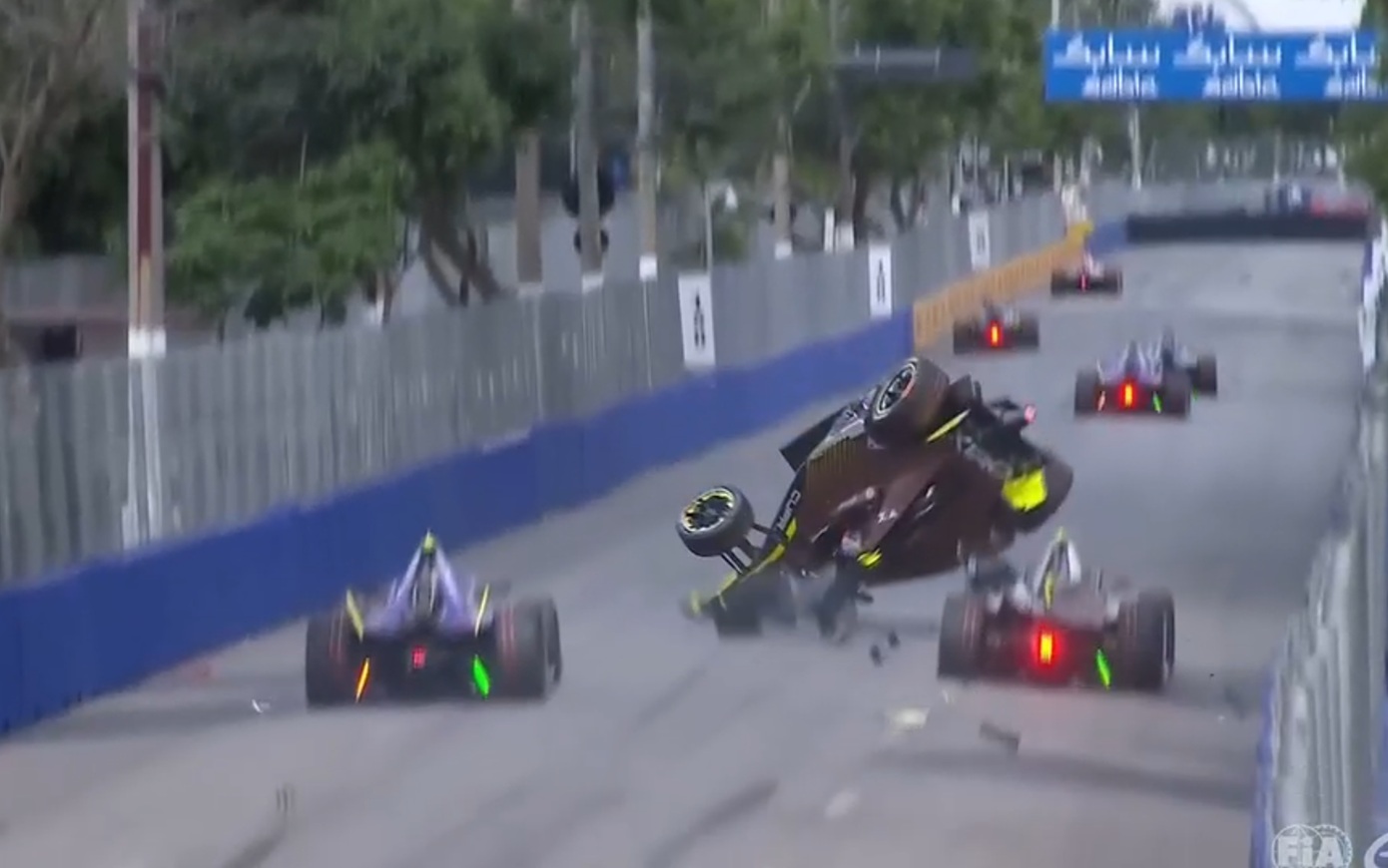 Συγκλονιστικό δυστύχημα σε αγώνα Formula E στο Σάο Πάολο: Μονοθέσιο εκτοξεύτηκε και κατέπεσε με τούμπες – Αλώβητος ο πιλότος