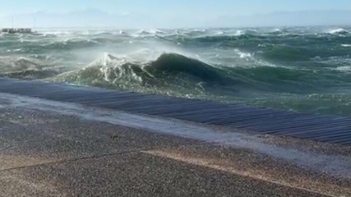 Θυελλώδεις άνεμοι άνω των 115 χλμ/ώρα στον Θερμαϊκό – Δείτε το βίντεο
