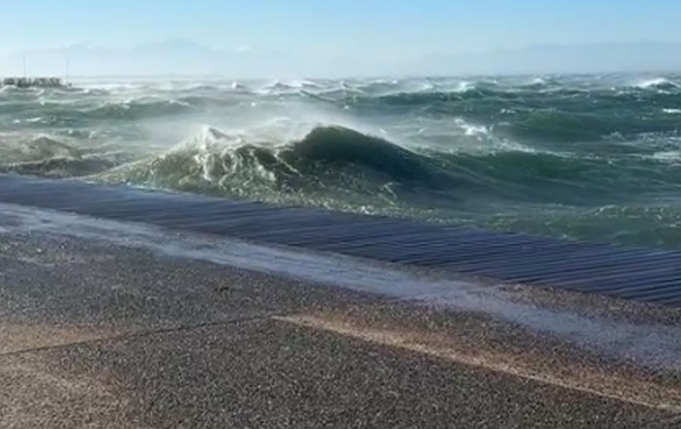 Θυελλώδεις άνεμοι άνω των 115 χλμ/ώρα στον Θερμαϊκό – Δείτε το βίντεο