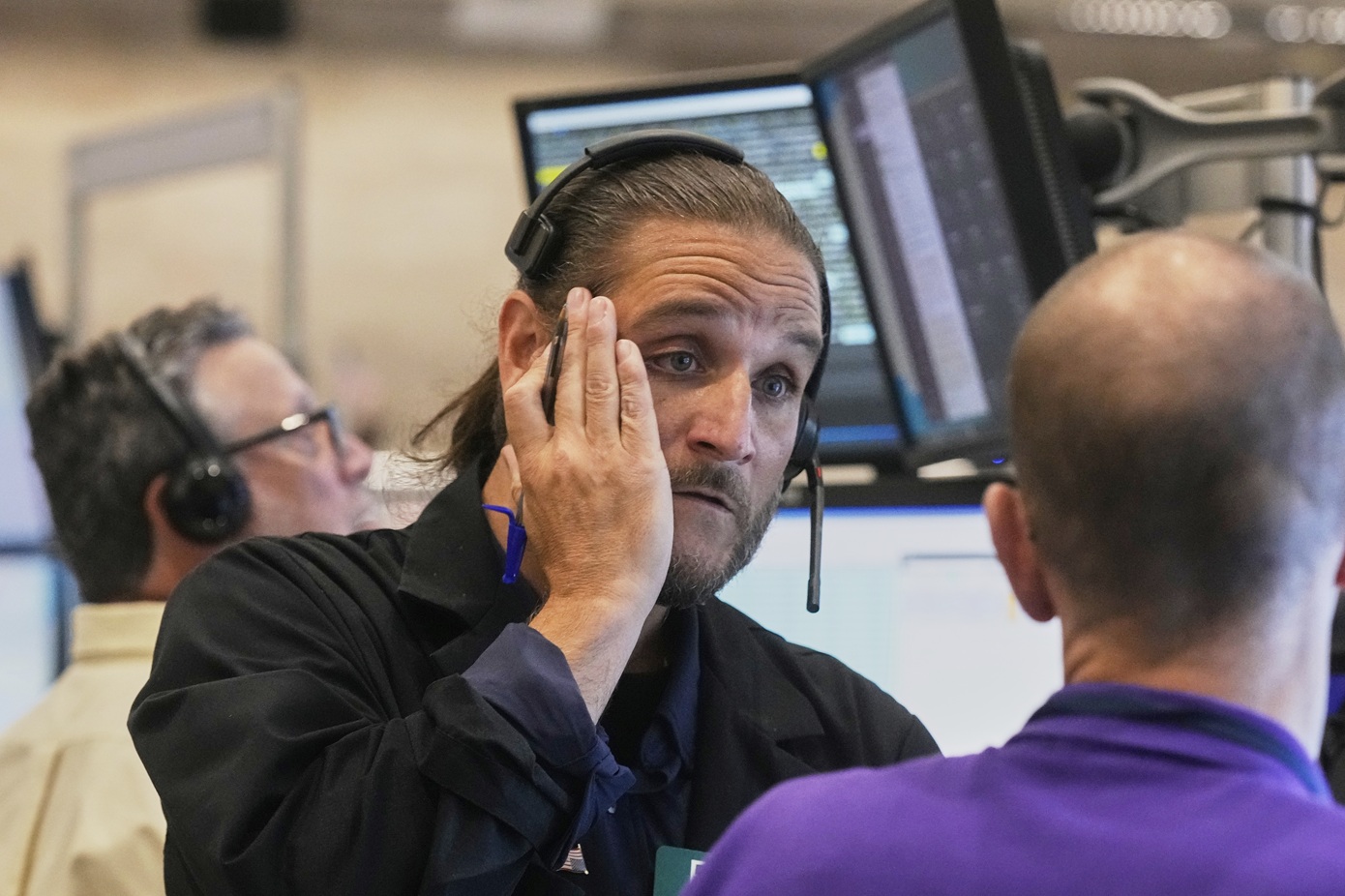 Μικρές απώλειες για τους κύριους δείκτες της Wall Street παρά το εορταστικό «ράλι του Άγιου Βασίλη»