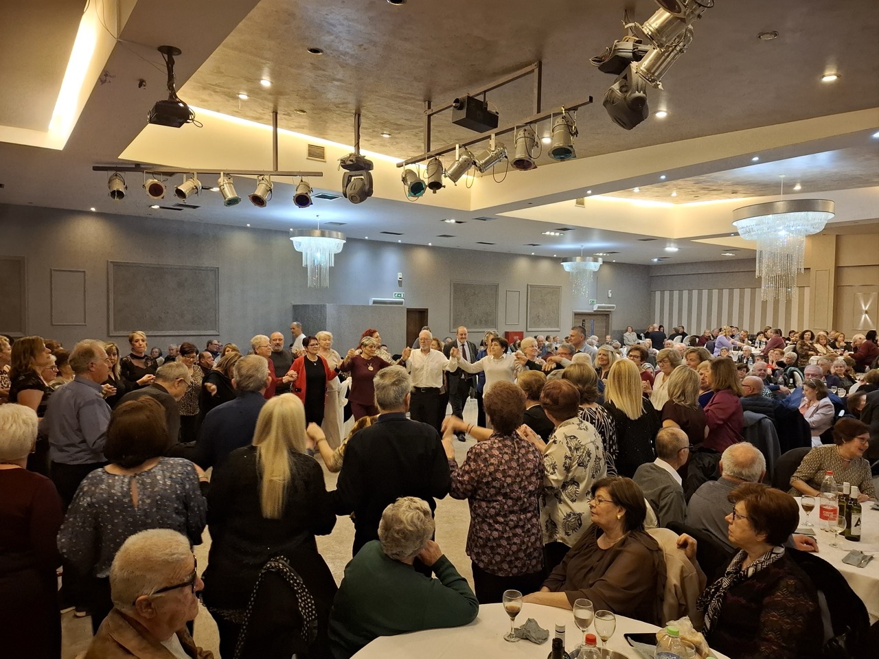 Με ζωντάνια και ενθουσιασμό ο εορταστικός χορός των ΚΑΠΗ του Δ. Ωραιοκάστρου