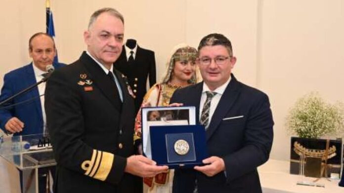 Ο Δήμος Αχαρνών απένειμε το μετάλλιο της πόλης στον Αρχηγό ΓΕΝ, Αντιναύαρχο Δ. Κατάρα