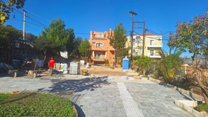Εξελίσσονται οι εργασίες αναμόρφωσης δύο πλατειών στο Δήμο Αργοστολίου