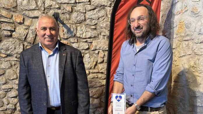Τιμητική διάκριση στον Αντιδήμαρχο Αιγιαλείας για τη δράση του στα αδέσποτα ζώα