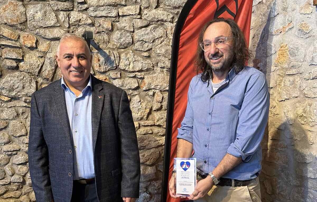 Τιμητική διάκριση στον Αντιδήμαρχο Αιγιαλείας για τη δράση του στα αδέσποτα ζώα