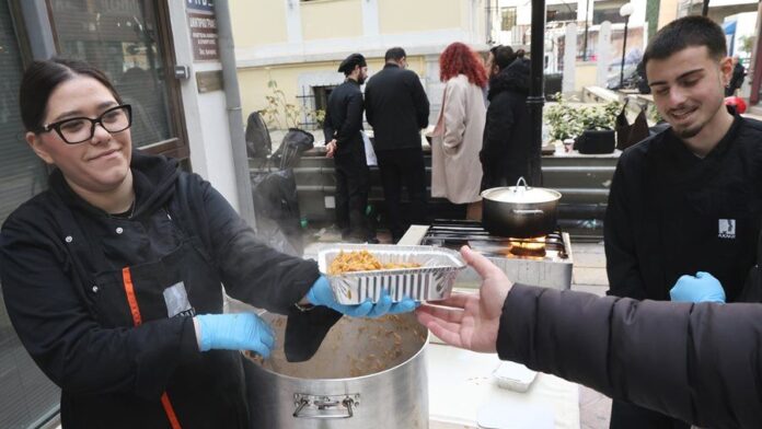Δ.Λαρισαίων: Χριστουγεννιάτικο πακέτο και γεύματα αγάπης από το Κοινωνικό Παντοπωλείο