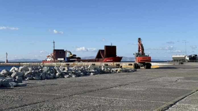 Η Τήνος ενισχύει το λιμάνι της με έργα αξίας 2.500.000€