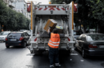 Δ.Αχαρνών: Στο ΚΑΤ εργαζόμενος απορριμματοφόρου μετά από επίθεση με πέτρες