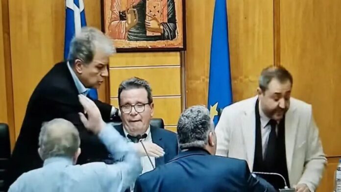 Χάος στο Περιφερειακό Συμβούλιο Δυτ. Μακεδονίας: Ένταση, σπρωξίματα και αναστολή