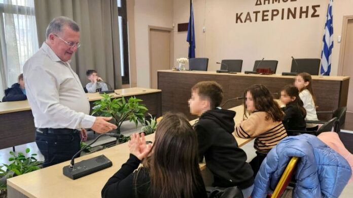 Μαθητική επίσκεψη στο Δημαρχείο Κατερίνης και συνάντηση με τον Δήμαρχο Ι. Ντούμο