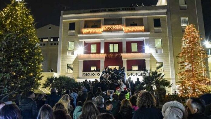 Πλήθος κόσμου στη φαντασμαγορική Φωταγώγηση του Χριστουγεννιάτικου Δέντρου στην Πεύκη