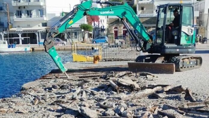 Δ.Άνδρου: Άρχισε η ανακαίνιση και ανακατασκευή του βόρειου προβλήτα στο λιμάνι Γαυρίου