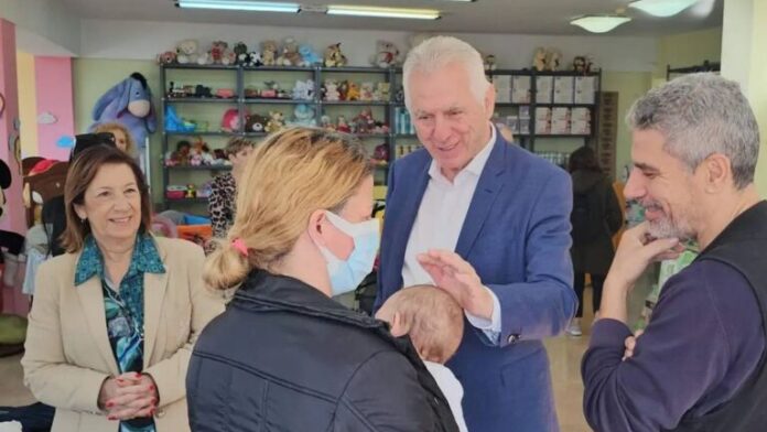 Δ.Περιστερίου: Στήριξη στις νέες μητέρες με όλα τα απαραίτητα για τα νεογέννητα τους