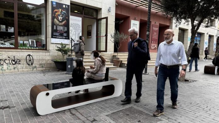 18 καινοτόμα «έξυπνα» ηλιακά παγκάκια στον Δήμο Ηρακλείου Κρήτης