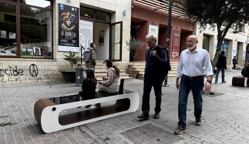 18 καινοτόμα «έξυπνα» ηλιακά παγκάκια στον Δήμο Ηρακλείου Κρήτης