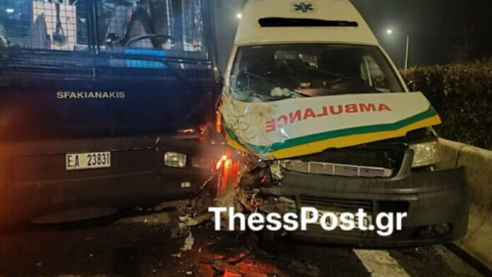Ασθενοφόρο συγκρούστηκε με κλούβα της ΕΛ.ΑΣ. στον Πλατύκαμπο – Τραυματισμός συνοδηγού