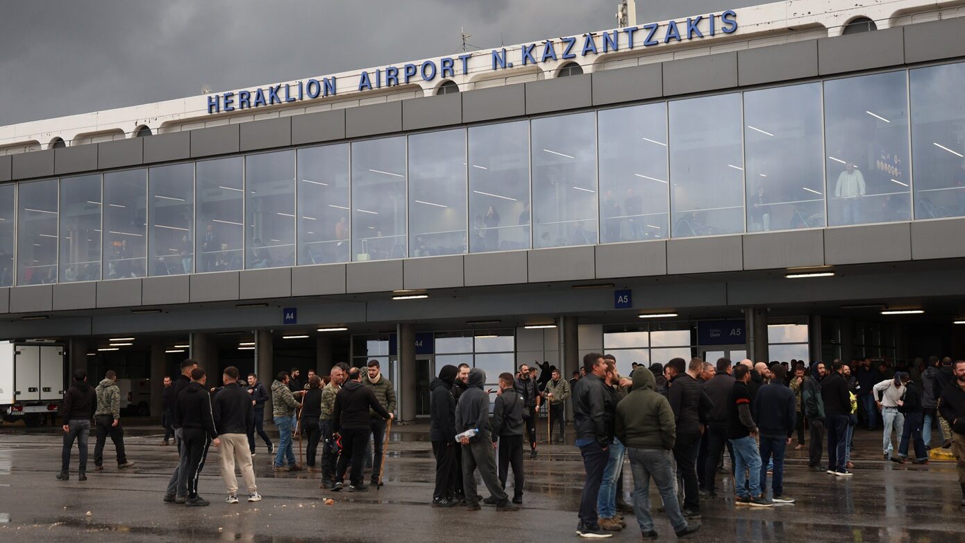 Αγρότες μπλοκάρουν εκ νέου το αεροδρόμιο Ηρακλείου – Η συντονιστική επιτροπή καθορίζει τα επόμενα βήματα αύριο