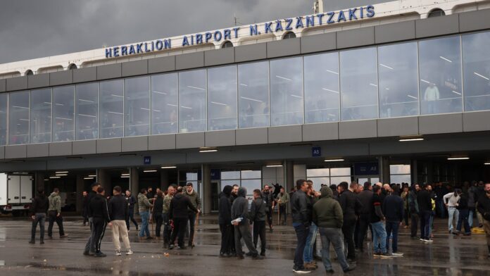 Αγρότες μπλοκάρουν εκ νέου το αεροδρόμιο Ηρακλείου – Η συντονιστική επιτροπή καθορίζει τα επόμενα βήματα αύριο