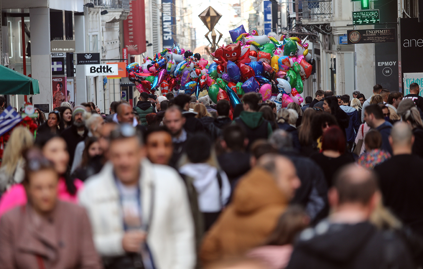 Χριστουγεννιάτικη αγορά: Κατάμεστα τα εμπορικά καταστήματα – Τι προτιμούν οι καταναλωτές