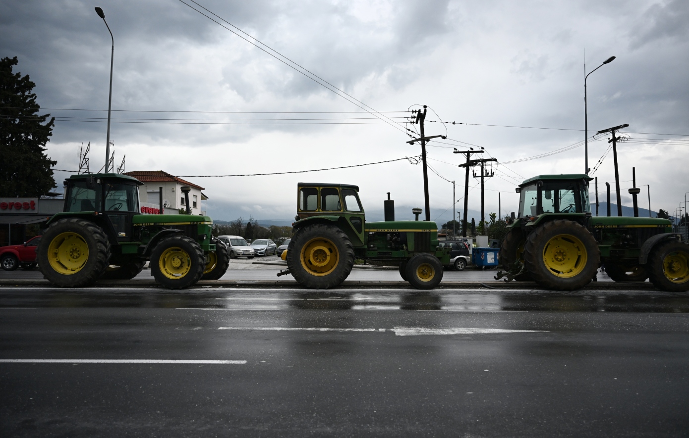 Χιλιάδες αγρότες στους δρόμους – Εντείνονται τα μπλόκα πανελλαδικά, πού έχουν στηθεί αποκλεισμοί