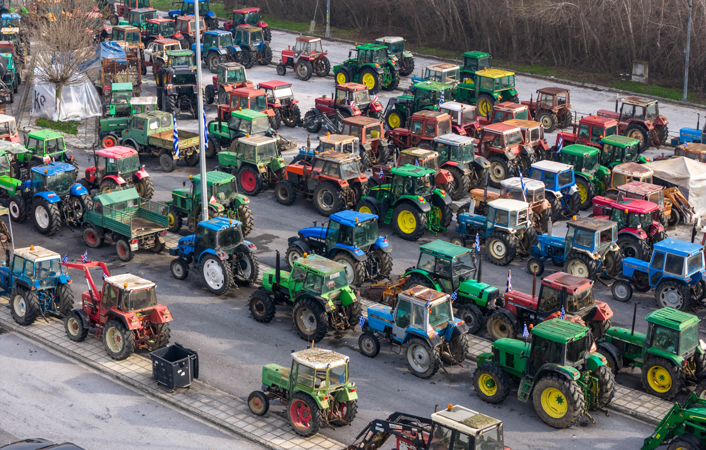 Χριστούγεννα στα τρακτέρ: «Εκεχειρία» για τους ταξιδιώτες, αλλά τα μπλόκα συνεχίζονται