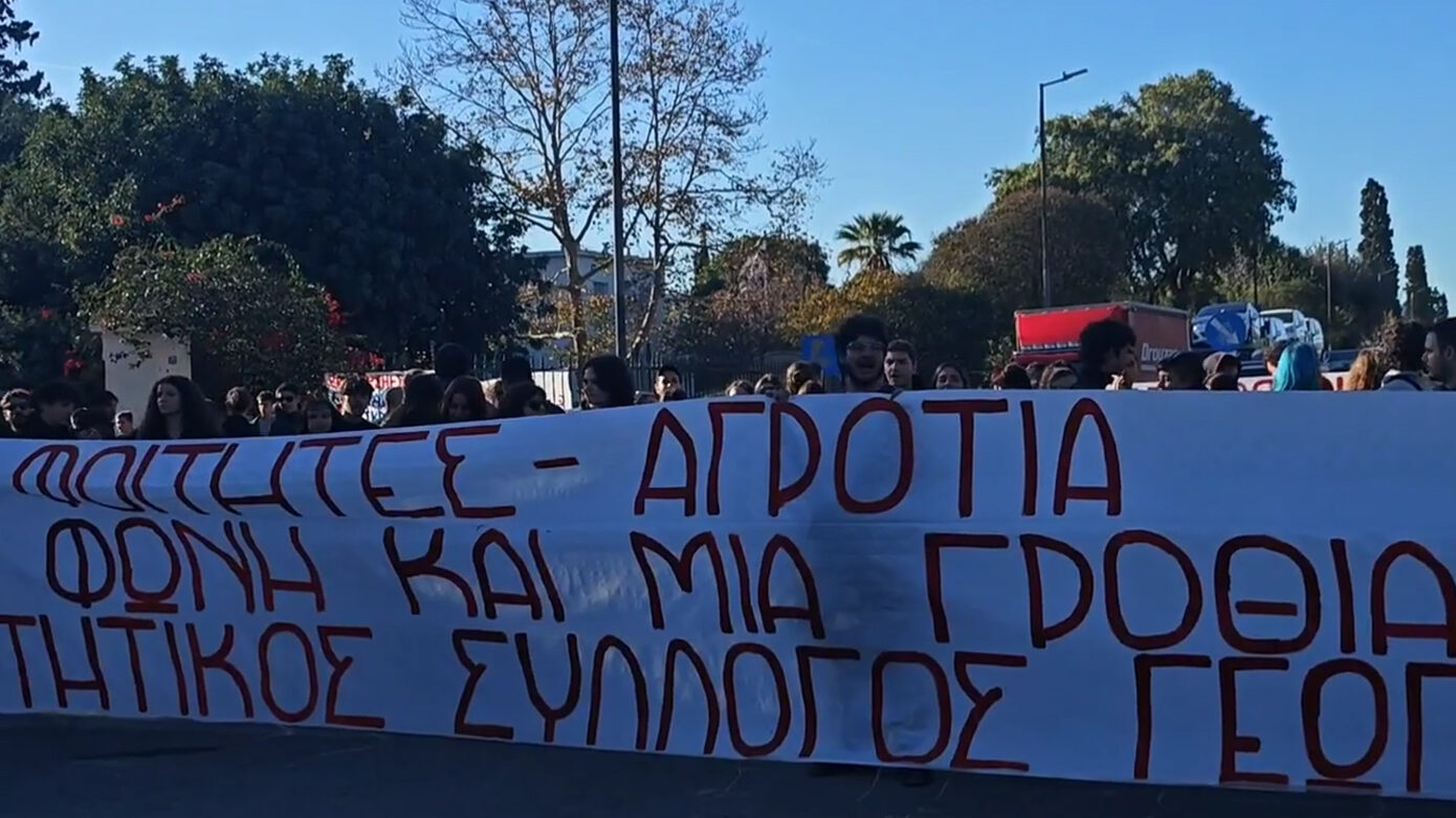 Σπουδαστές του Γεωπονικού μπλόκαραν την Ιερά Οδό για να στηρίξουν τους αγρότες