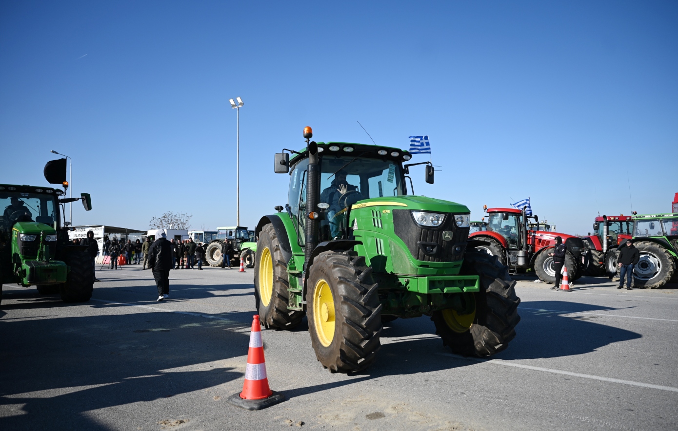 Οι αγρότες του μπλόκου Νίκαιας κλιμακώνουν τις κινητοποιήσεις τους