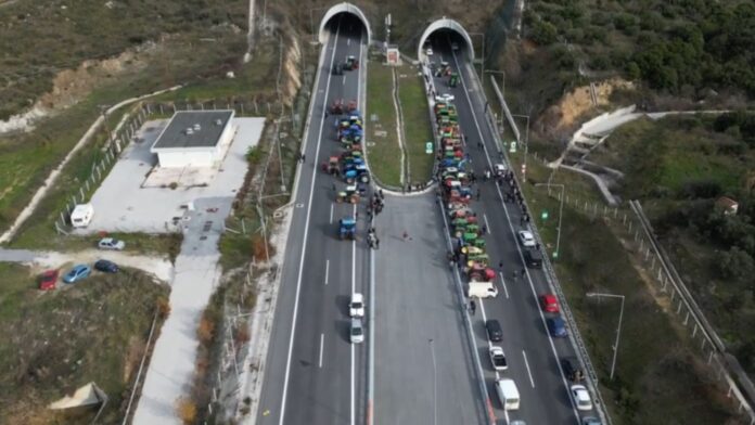 Η στιγμή της «απόβασης» των αγροτών στις σήραγγες της κοιλάδας των Τεμπών και το μακρύ κομβόι από τρακτέρ