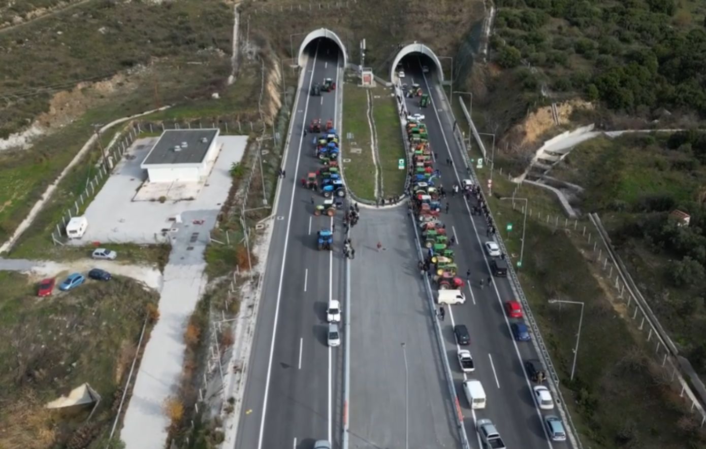 Η στιγμή της «απόβασης» των αγροτών στις σήραγγες της κοιλάδας των Τεμπών και το μακρύ κομβόι από τρακτέρ