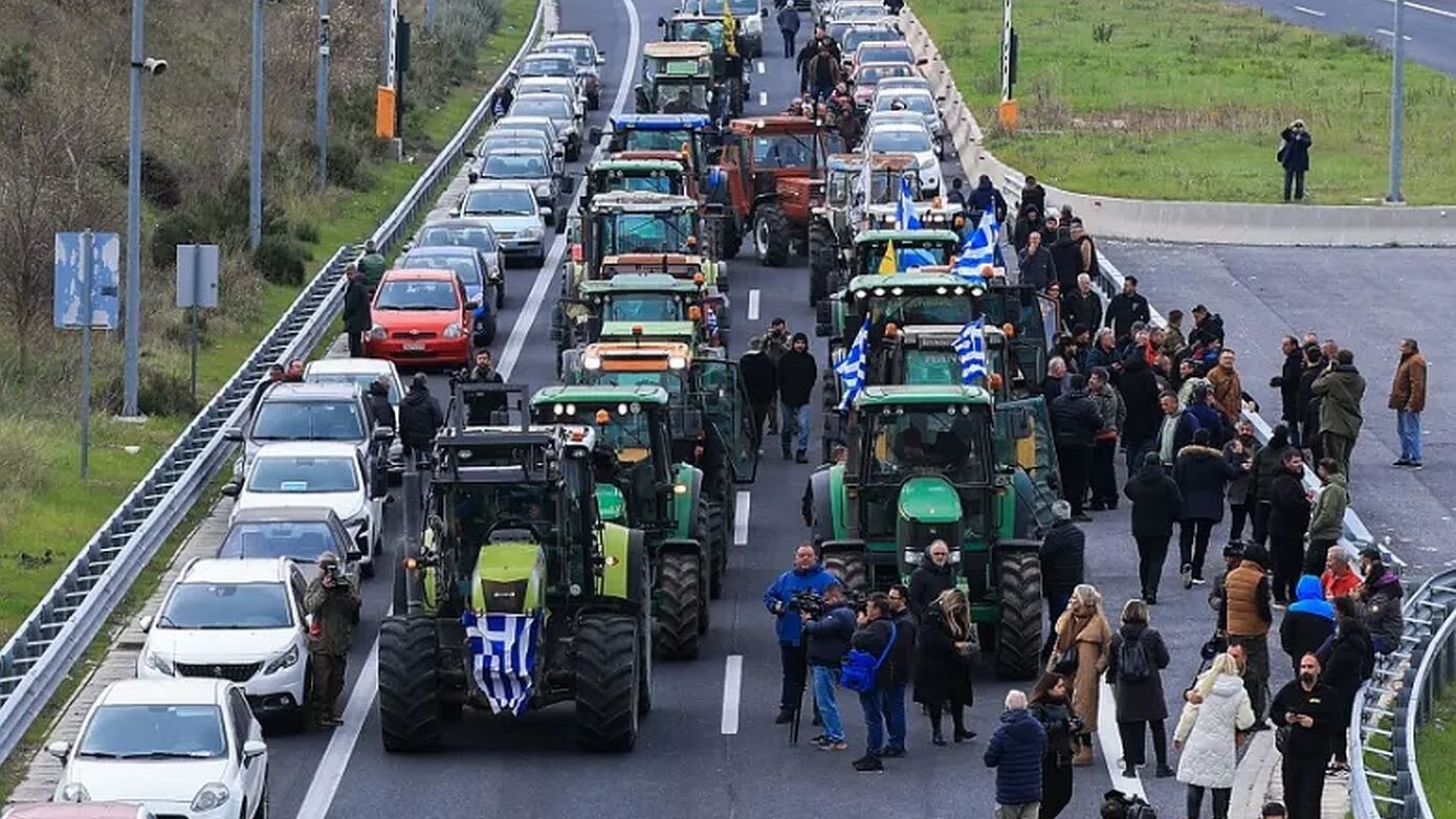 Δεκαοκτώ μπλόκα επιδιώκουν ουσιαστική συζήτηση και απαιτούν συνάντηση με την κυβέρνηση – «Σε αυτόν τον αγώνα δεν λείπει κανείς»