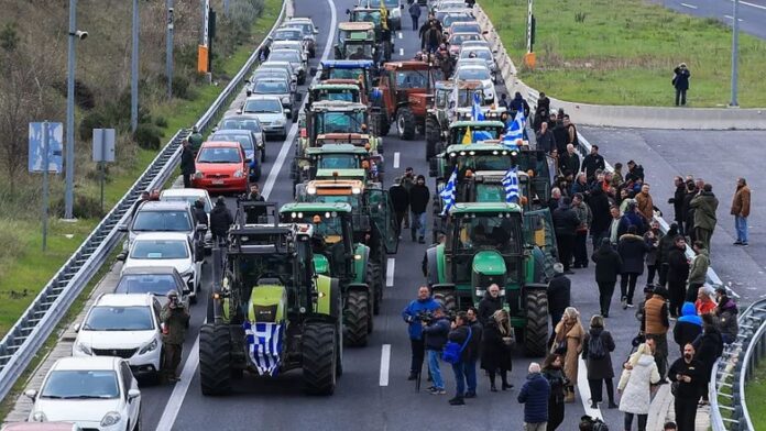 Δεκαοκτώ μπλόκα επιδιώκουν ουσιαστική συζήτηση και απαιτούν συνάντηση με την κυβέρνηση – «Σε αυτόν τον αγώνα δεν λείπει κανείς»