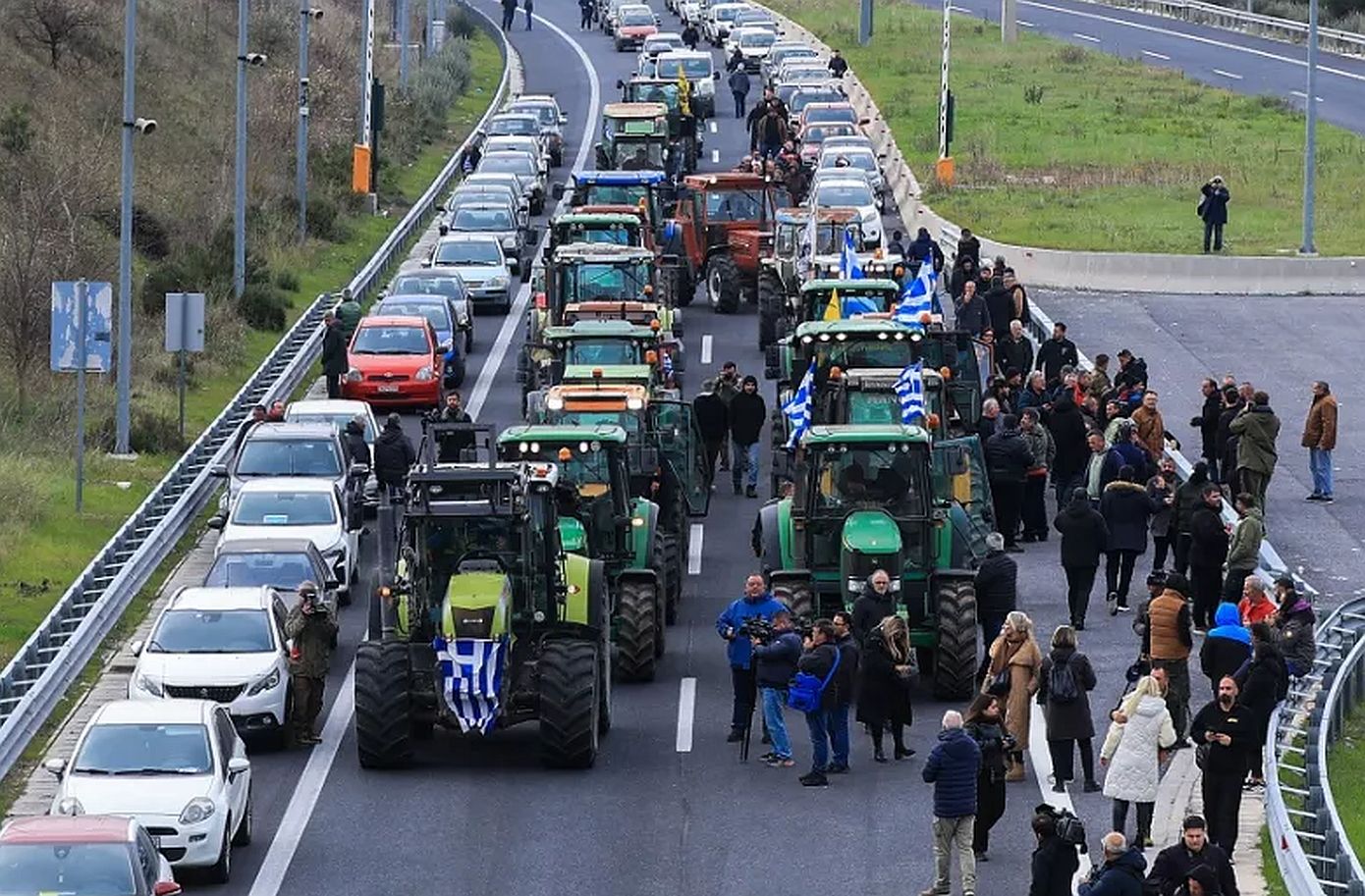 Δεκαοκτώ μπλόκα επιδιώκουν ουσιαστική συζήτηση και απαιτούν συνάντηση με την κυβέρνηση – «Σε αυτόν τον αγώνα δεν λείπει κανείς»
