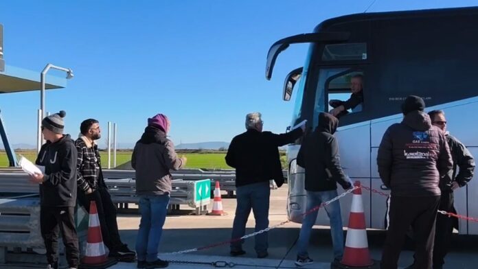 Αγρότες άνοιξαν τις μπάρες διοδίων στην Καρδίτσα – Συνεχίζουν στα μπλόκα