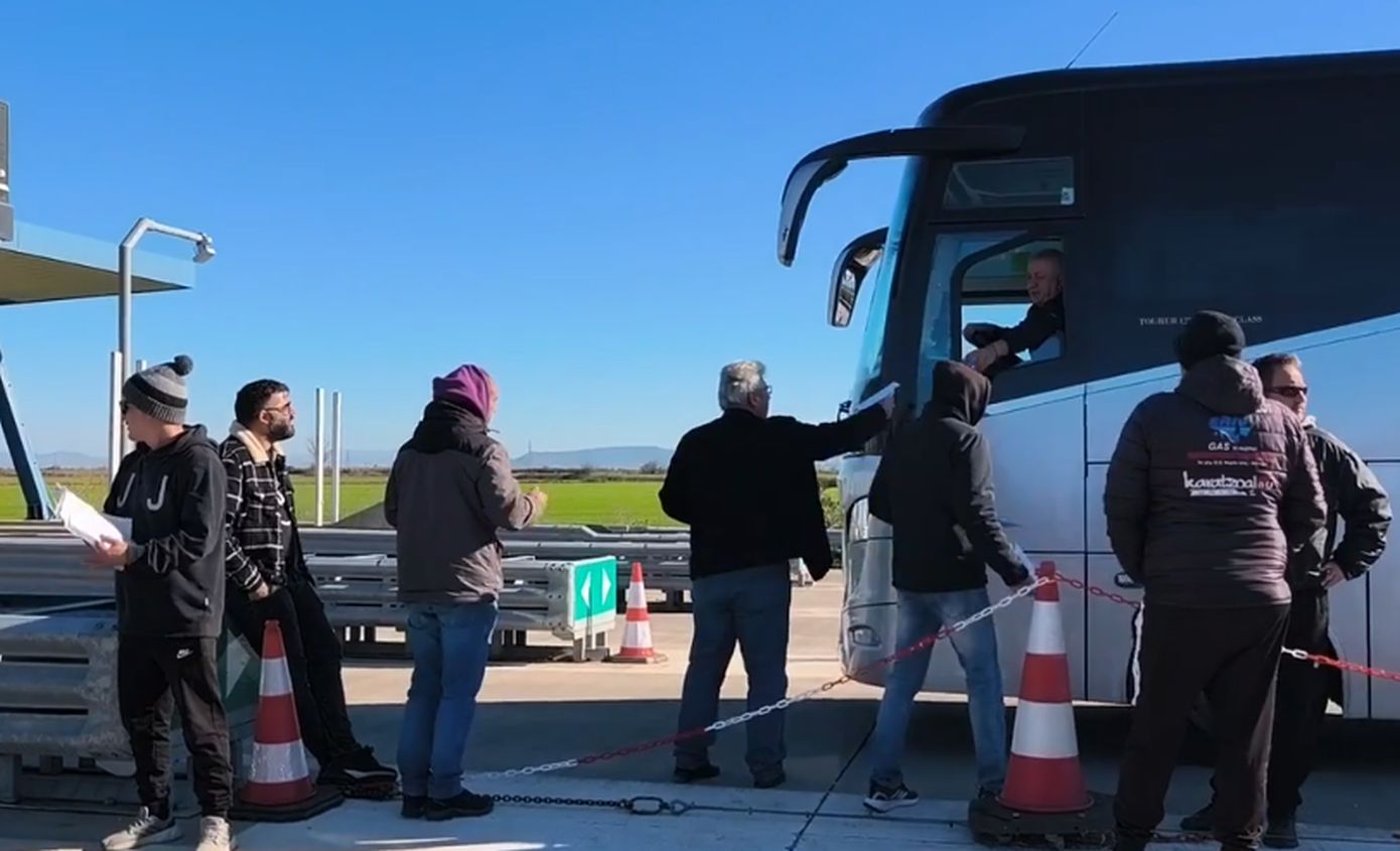 Αγρότες άνοιξαν τις μπάρες διοδίων στην Καρδίτσα – Συνεχίζουν στα μπλόκα