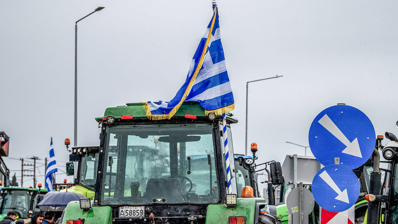 «Ας μας συλλάβουν»: Αμετακίνητοι οι αγρότες μετά την παρέμβαση του Αρείου Πάγου