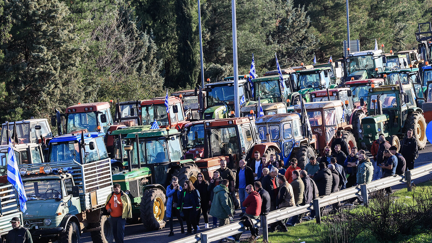 Αμετακίνητοι οι αγρότες – Κλειστή η Εθνική Οδός Αθηνών-Θεσσαλονίκης στη Νίκαια