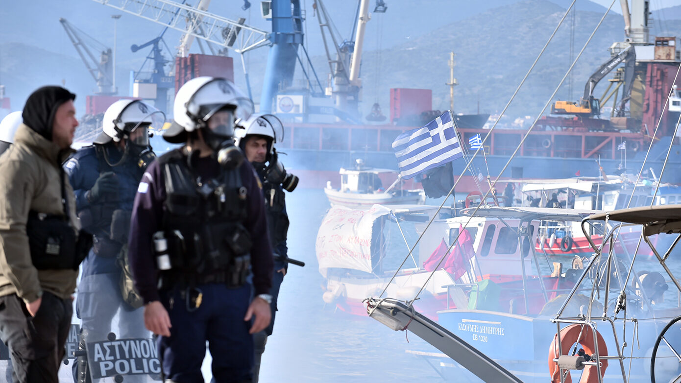 Αποκλεισμένο το λιμάνι του Βόλου από στεριά και θάλασσα: Απόβαση αγροτών και ψαράδων με καϊκια – Ισχυρές δυνάμεις των ΜΑΤ στο σημείο
