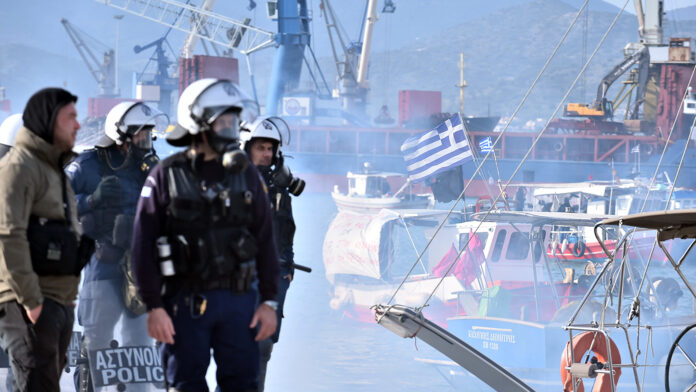 Αποκλεισμένο το λιμάνι του Βόλου από στεριά και θάλασσα: Απόβαση αγροτών και ψαράδων με καϊκια – Ισχυρές δυνάμεις των ΜΑΤ στο σημείο