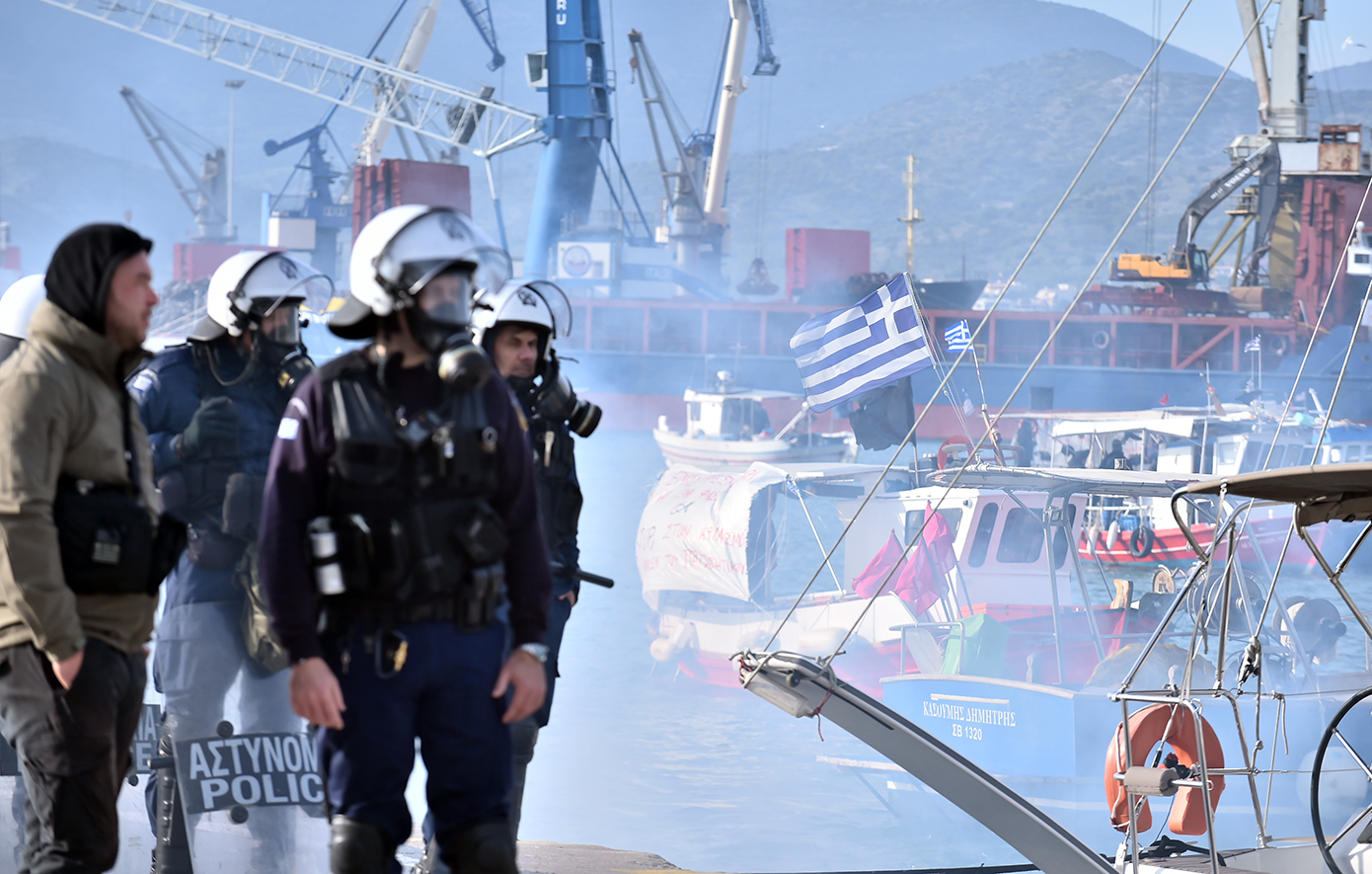 Αποκλεισμένο το λιμάνι του Βόλου από στεριά και θάλασσα: Απόβαση αγροτών και ψαράδων με καϊκια – Ισχυρές δυνάμεις των ΜΑΤ στο σημείο