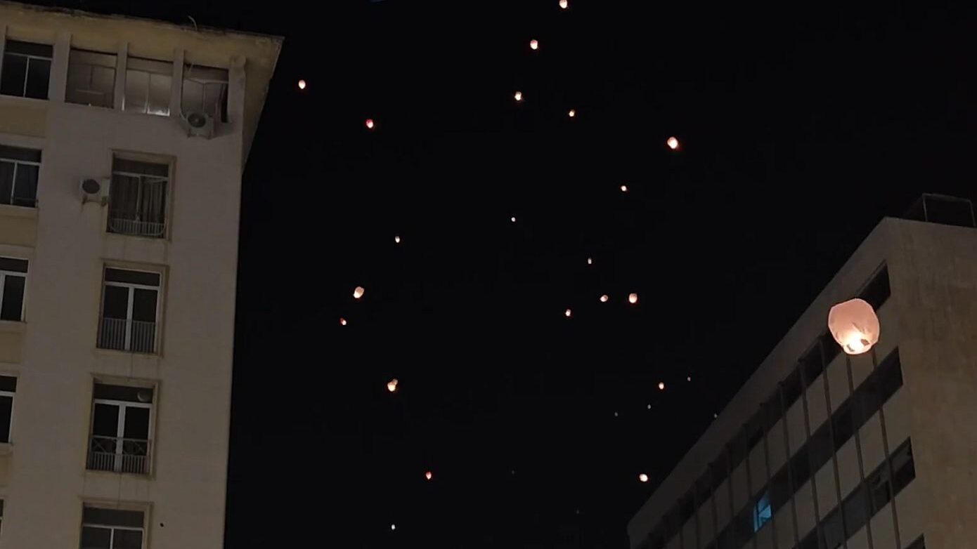 Ονειρικές σκηνές στην Αθήνα: Χιλιάδες φαναράκια λαμπρύνουν τον Αττικό ουρανό, για τη Νύχτα των Ευχών