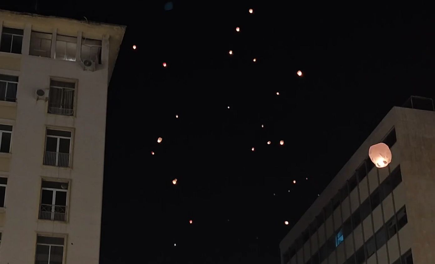 Ονειρικές σκηνές στην Αθήνα: Χιλιάδες φαναράκια λαμπρύνουν τον Αττικό ουρανό, για τη Νύχτα των Ευχών
