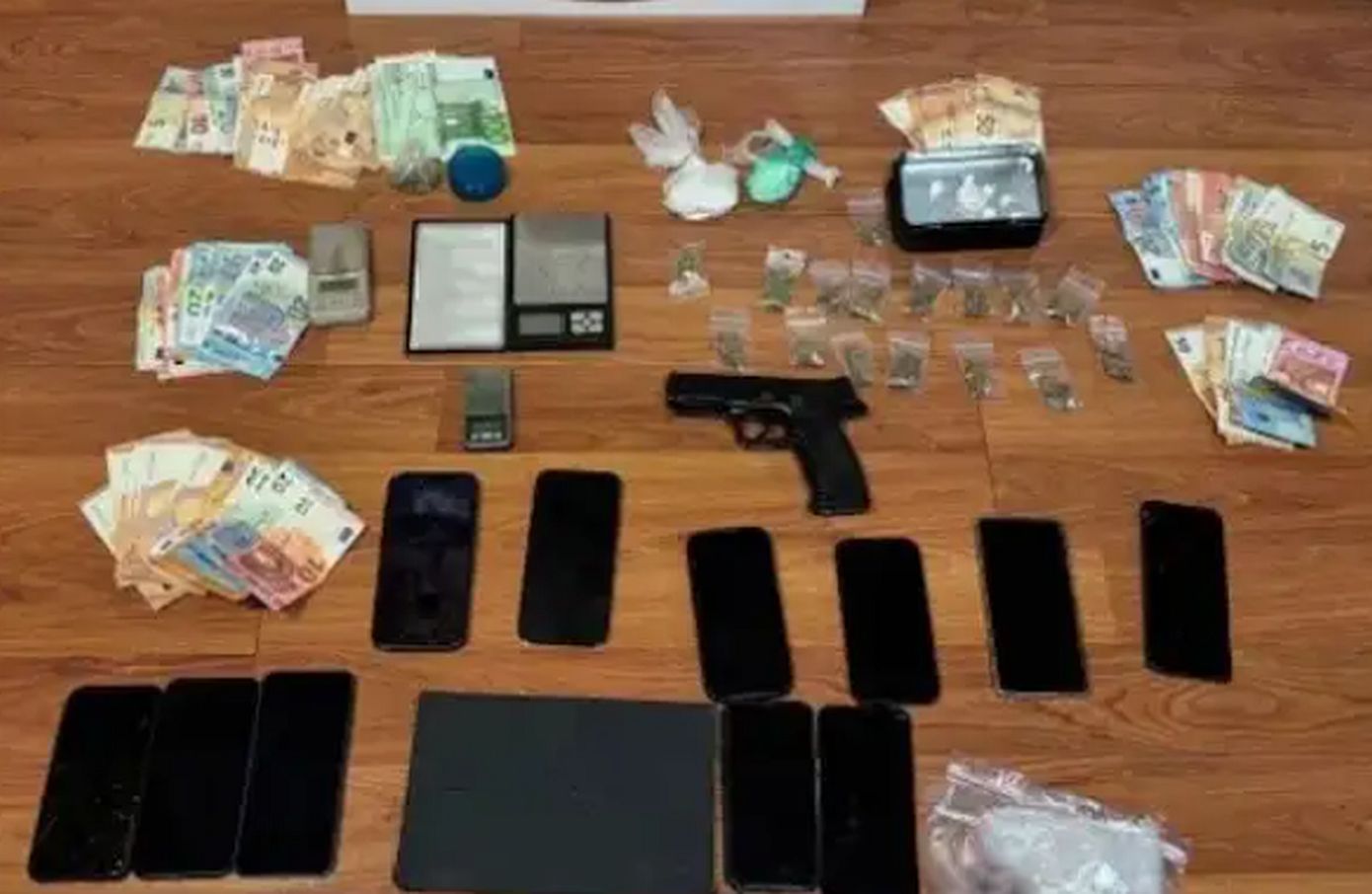 Αποκαλυπτικό βίντεο από την εξάρθρωση συμμορίας που διακινούσε ναρκωτικά στα σχολεία – Βασανιστήρια σε ανυπάκουους