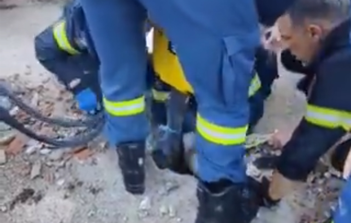 Με «ακρίβεια χειρουργού» πυροσβέστες σώζουν δίχρονο αγόρι που έπεσε σε βόθρο στη Λευκάδα