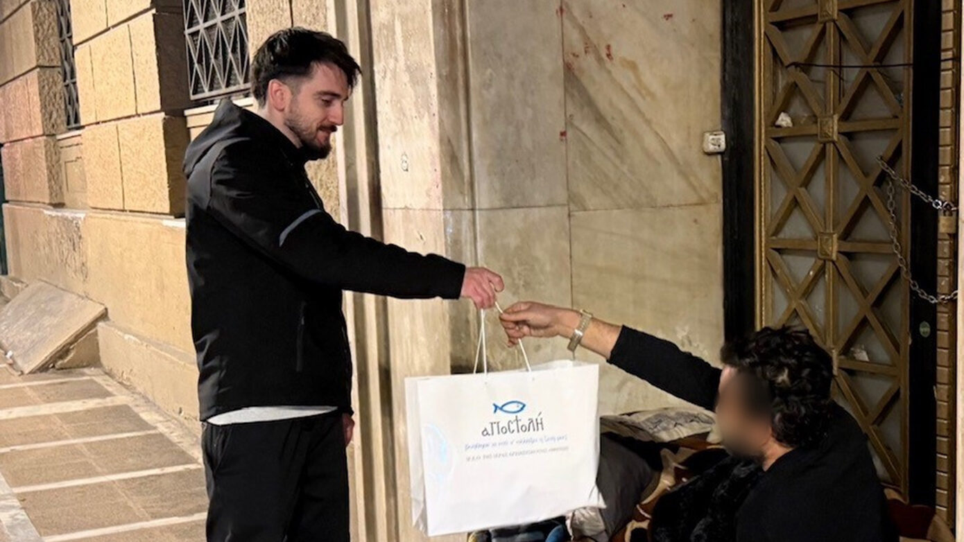 Φοιτητές μοίρασαν δέματα αγάπης σε αστέγους μαζί με την «Αποστολή» και τη «Νεότητα» της Ιεράς Αρχιεπισκοπής Αθηνών