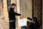 Φοιτητές μοίρασαν δέματα αγάπης σε αστέγους μαζί με την «Αποστολή» και τη «Νεότητα» της Ιεράς Αρχιεπισκοπής Αθηνών