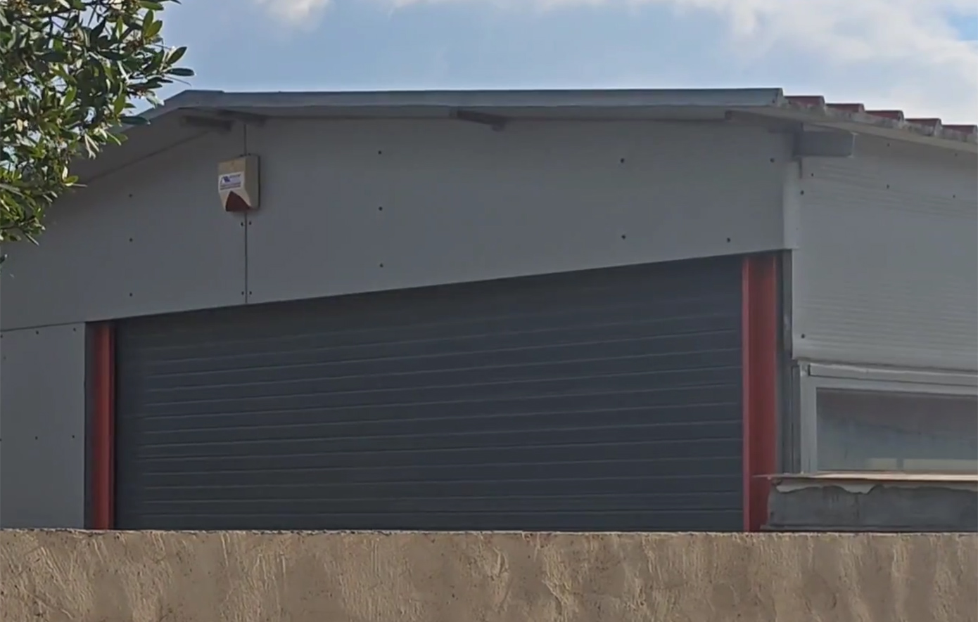 Καλύβια: Σε αυτή την αποθήκη βρέθηκε το αμάξι του 37χρονου Κρητικού με τα καλάσνικοφ